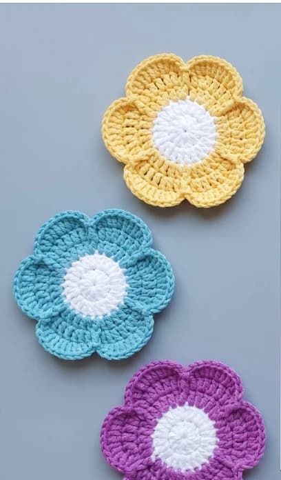 Six-Petal Flower Coaster — Free 6-Round Crochet Pattern crochet pattern